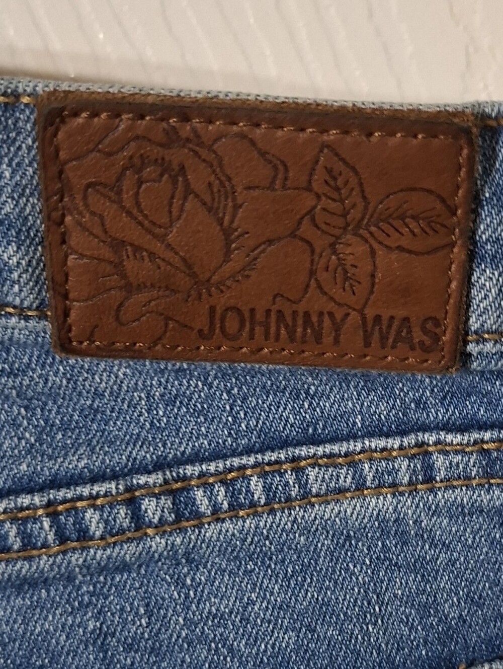 Johnny Was Embroidered Jeans with Multicolor Motifs (Size 27) - Picture 7 of 10